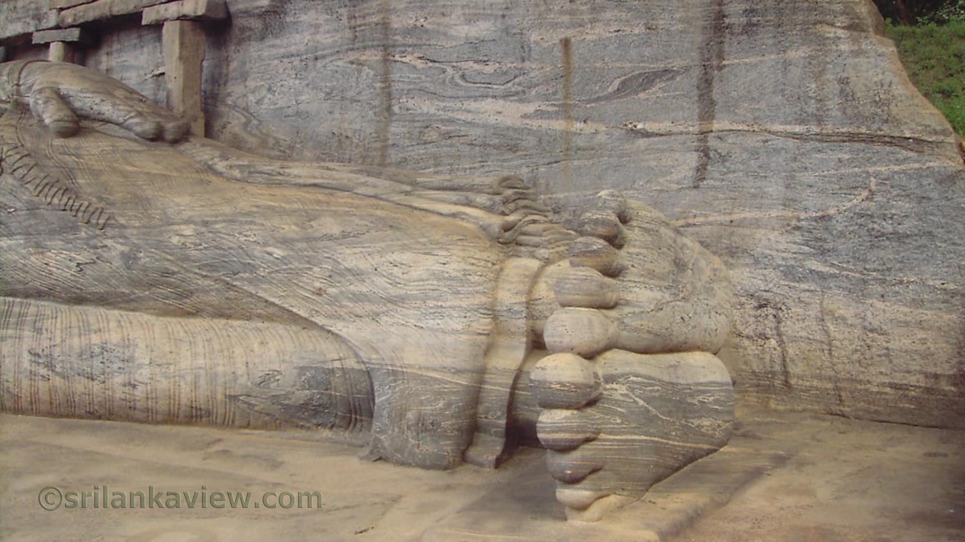 Gal Vihara Reclined Buddha Statue< 